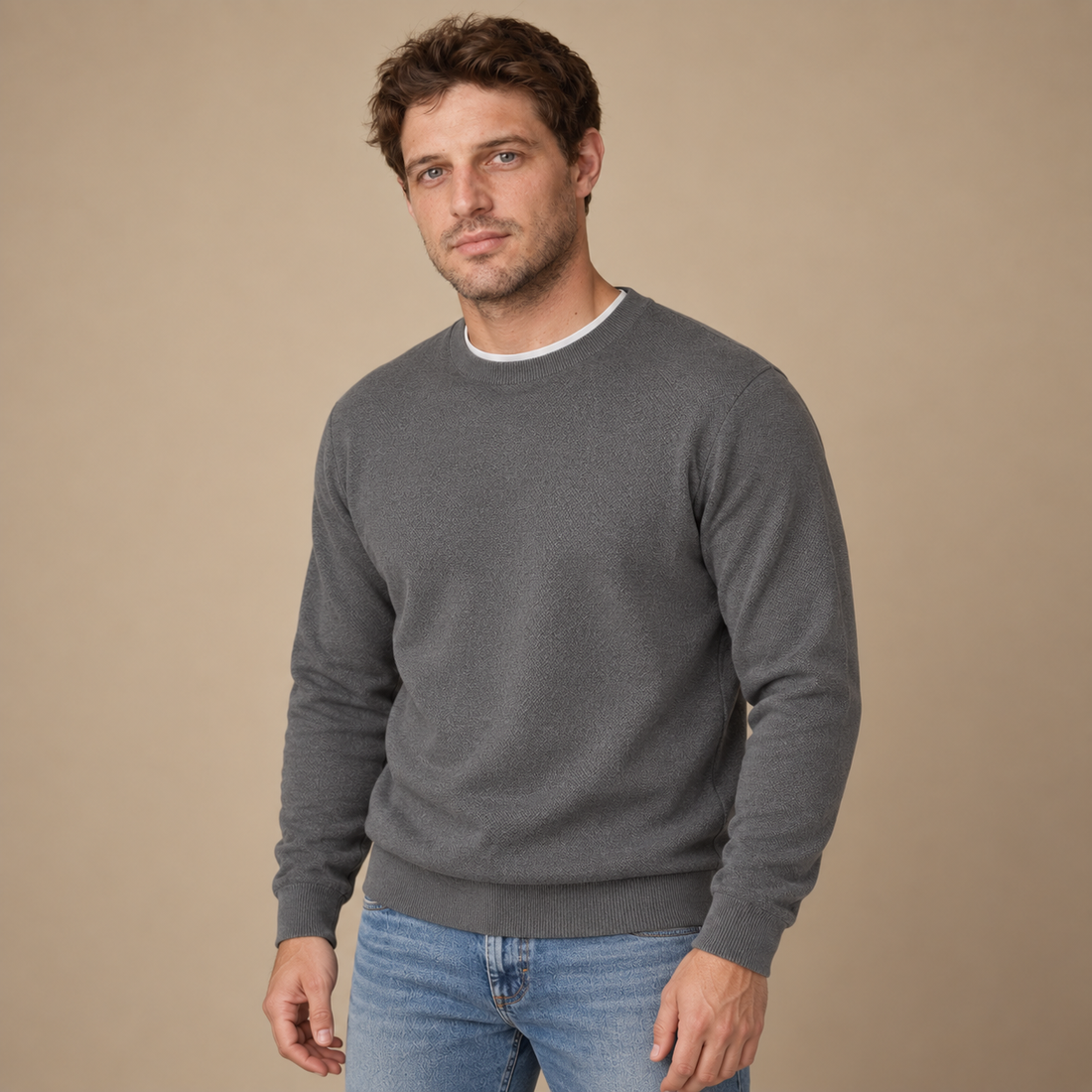 Herresweater med rund hals og tætsiddende pasform
