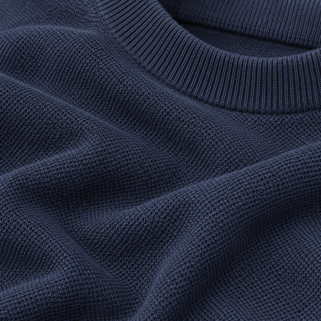Herresweater med rund hals og tætsiddende pasform