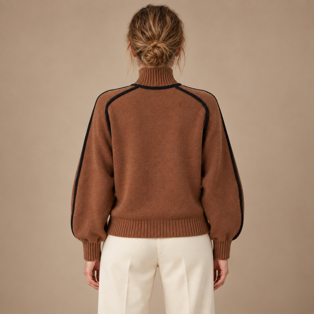 Rullekravesweater til dame med figurnær pasform