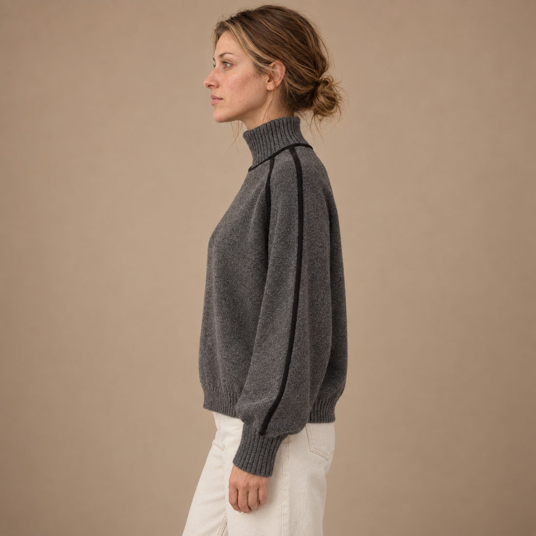 Rullekravesweater til dame med figurnær pasform