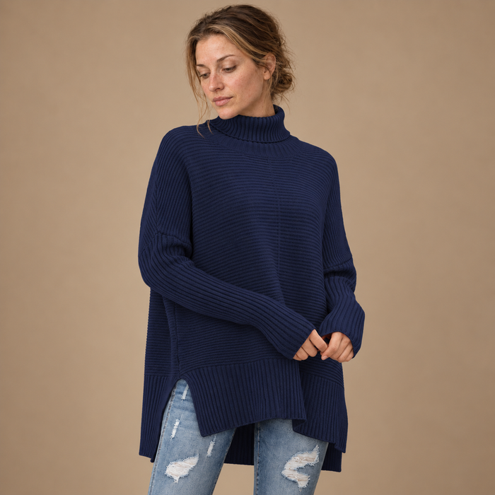 Rullekravesweater til dame med slidser i siden