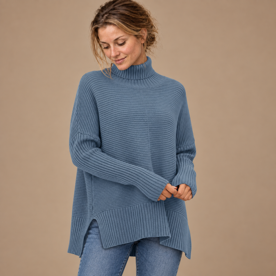 Rullekravesweater til dame med slidser i siden