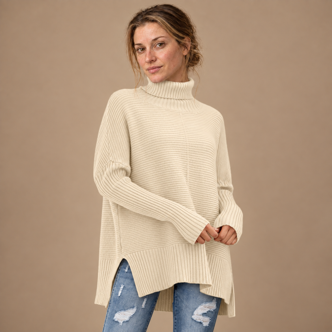 Rullekravesweater til dame med slidser i siden