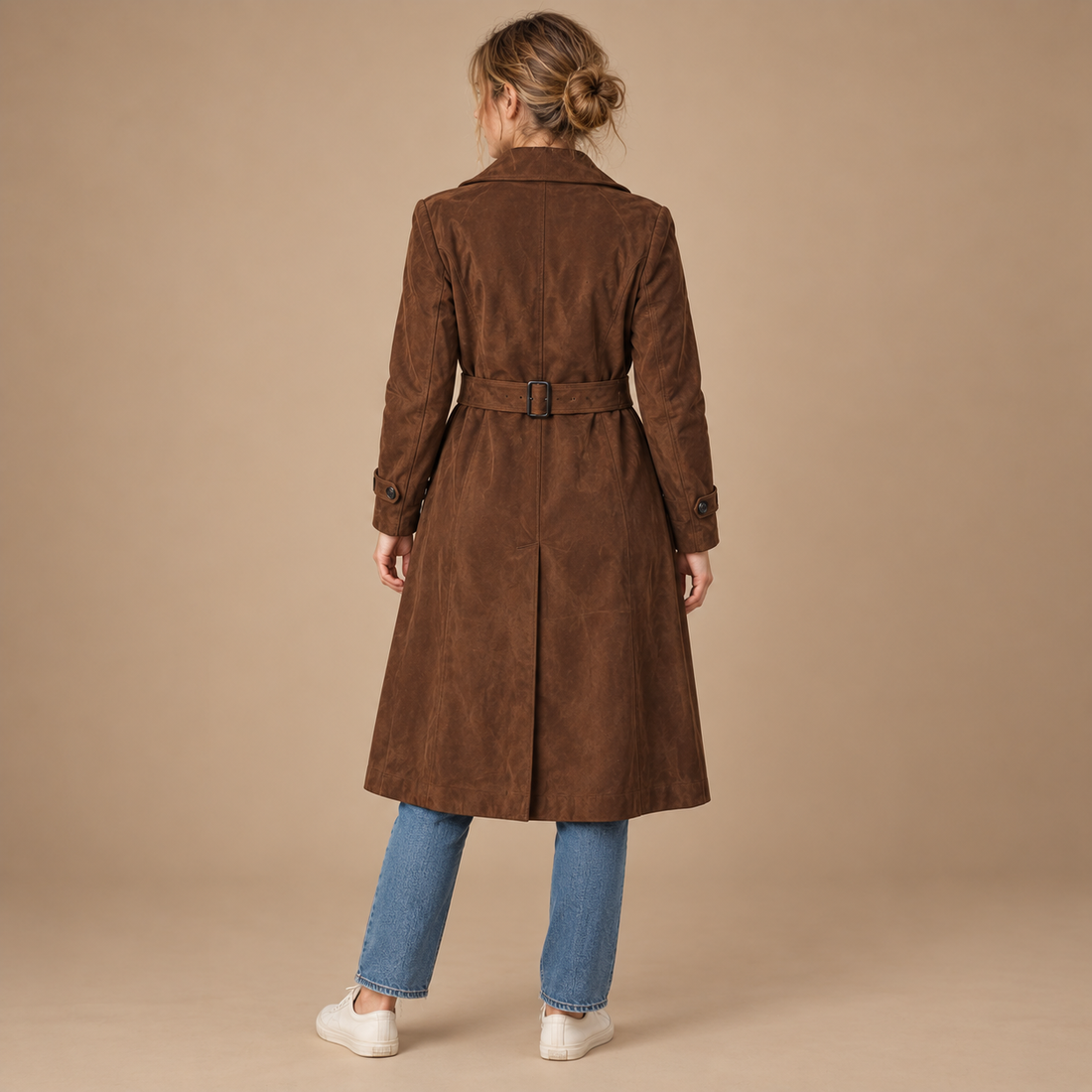 Trenchcoat til dame med bindebælte og bred reverskrave