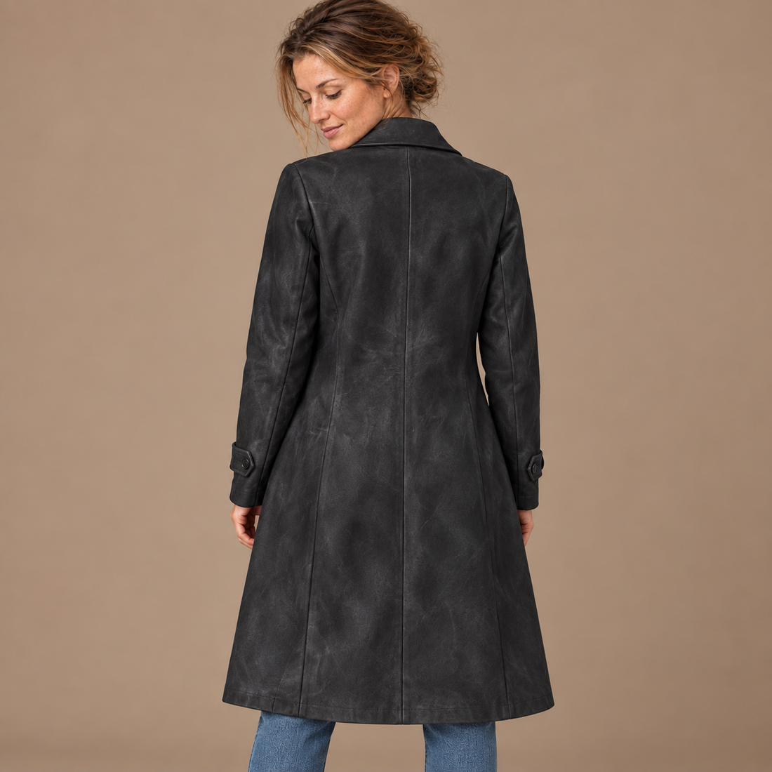 Trenchcoat til dame med bindebælte og bred reverskrave