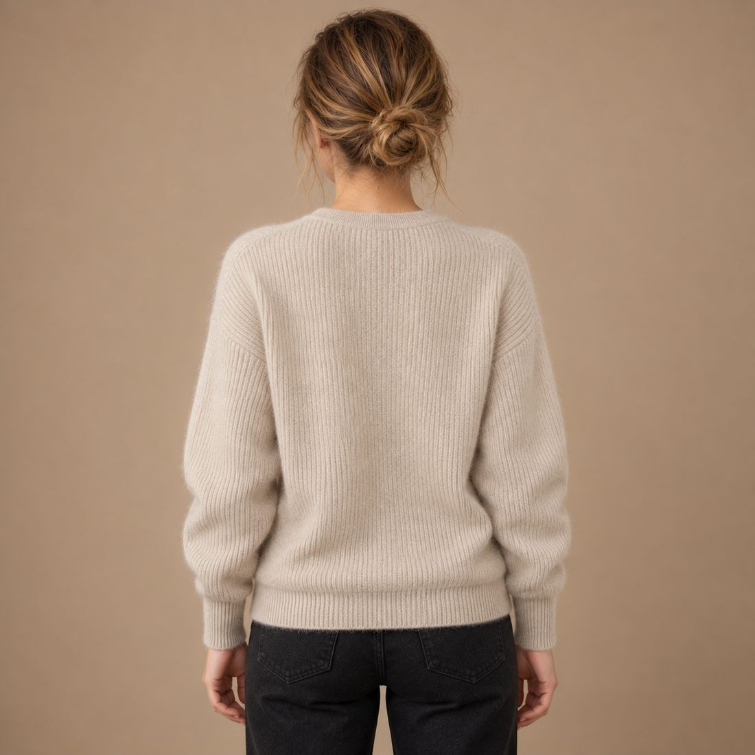 Damesweater med V-hals og slank pasform