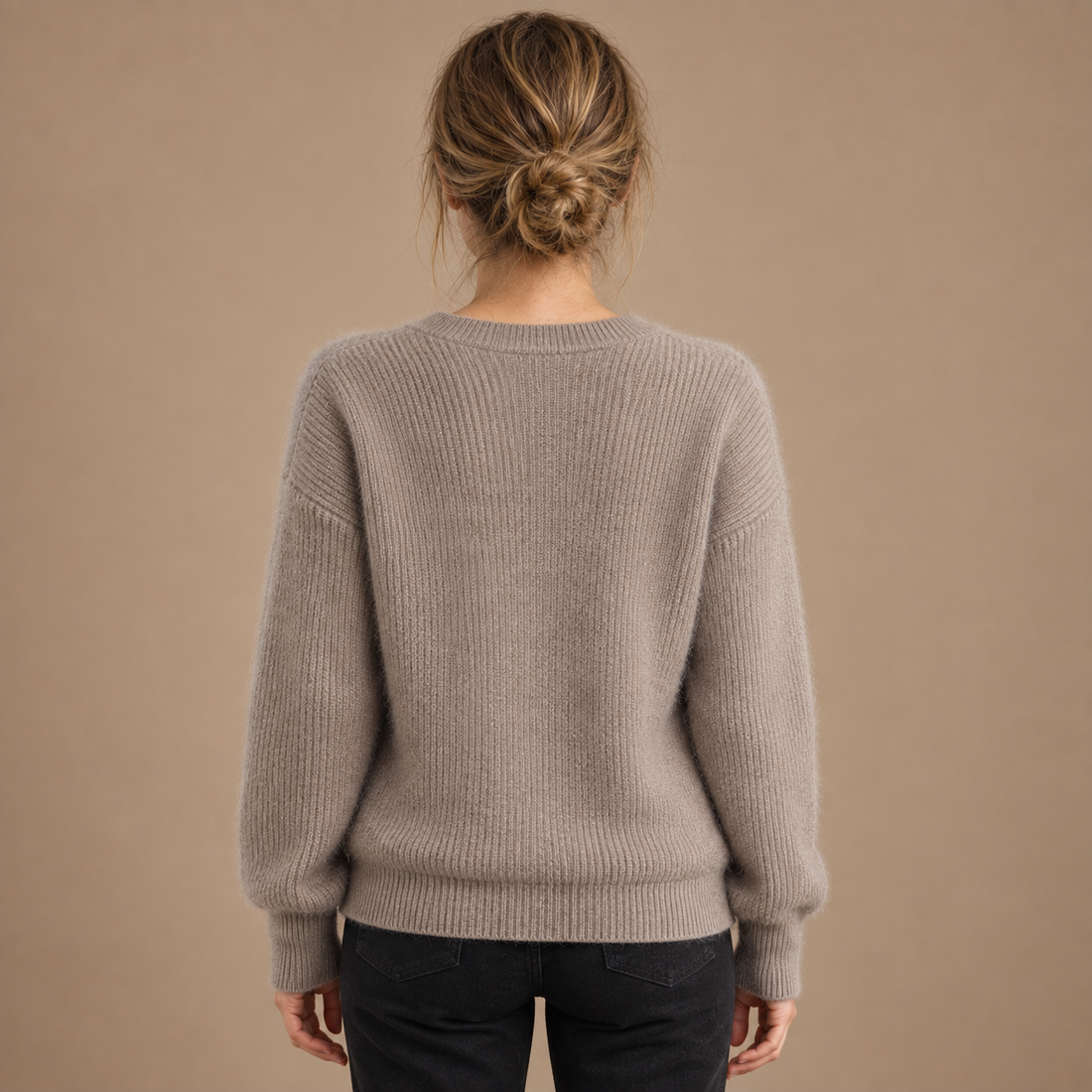 Damesweater med V-hals og slank pasform