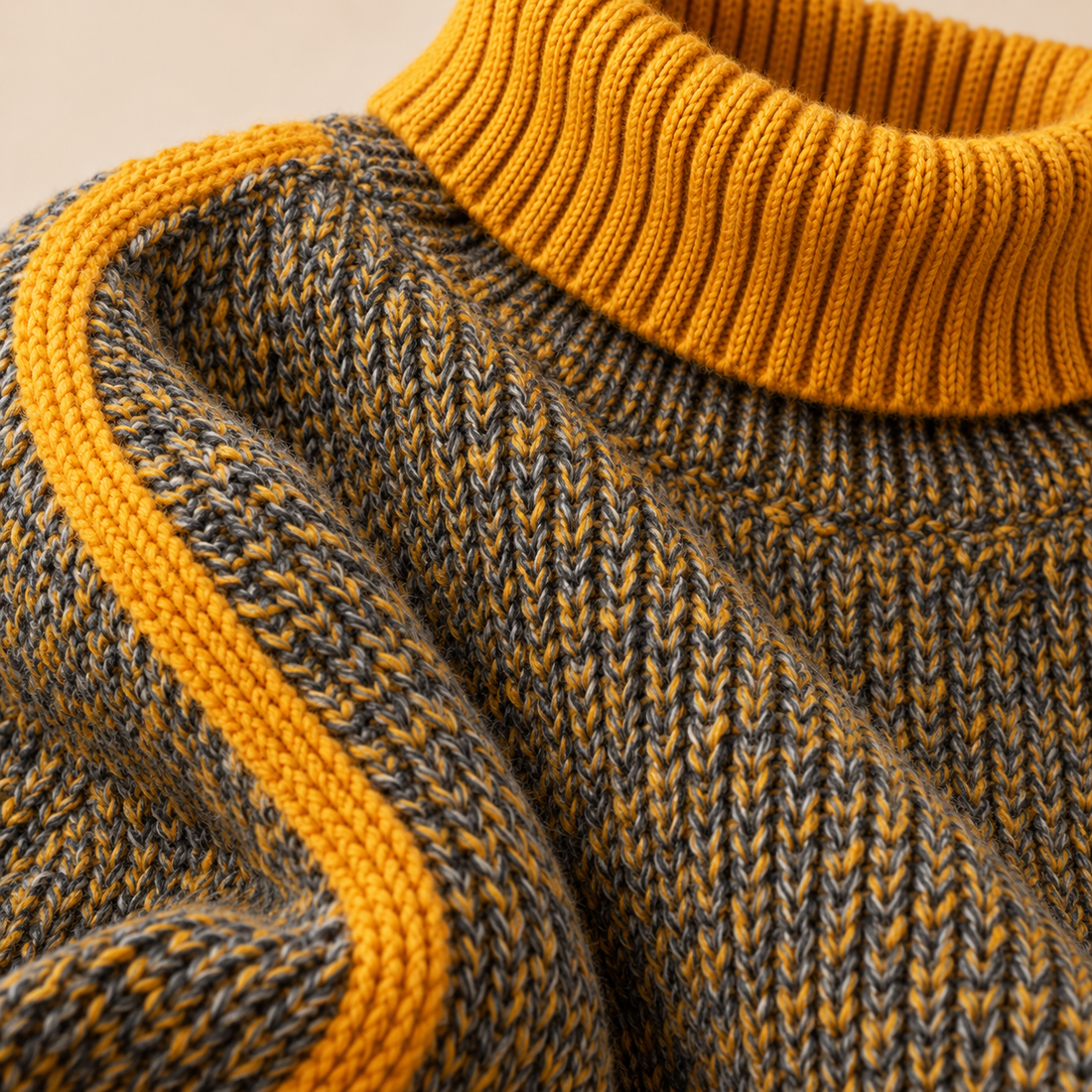 Ribstrikket rullekravesweater til dame med slidser