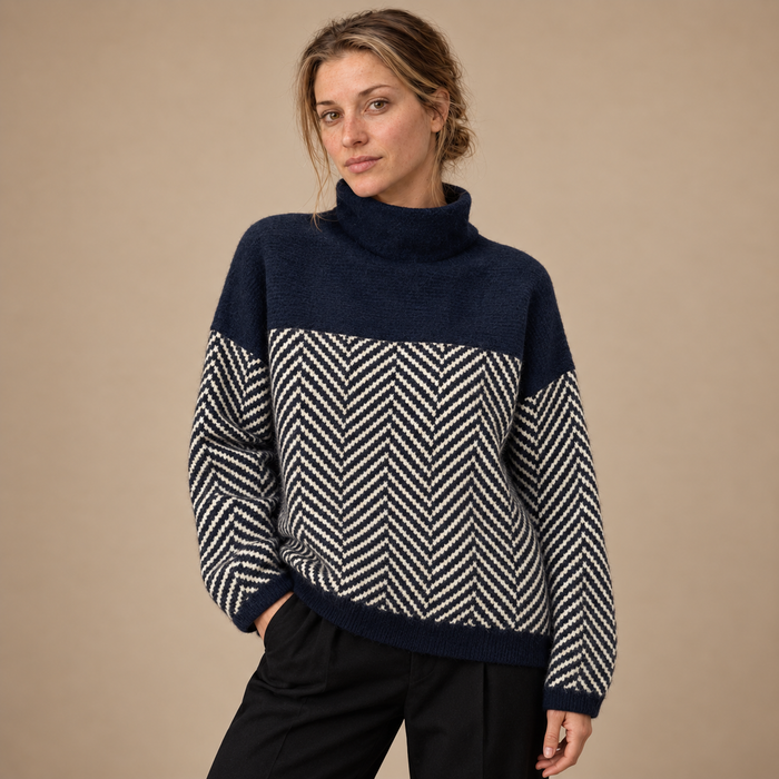 Damesweater med rullekrave og zigzagmønster