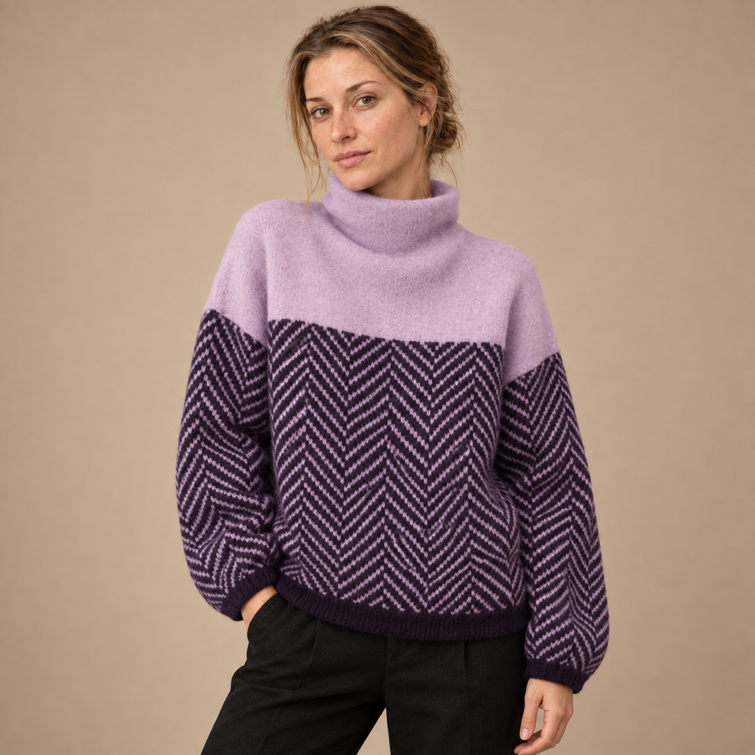 Damesweater med rullekrave og zigzagmønster