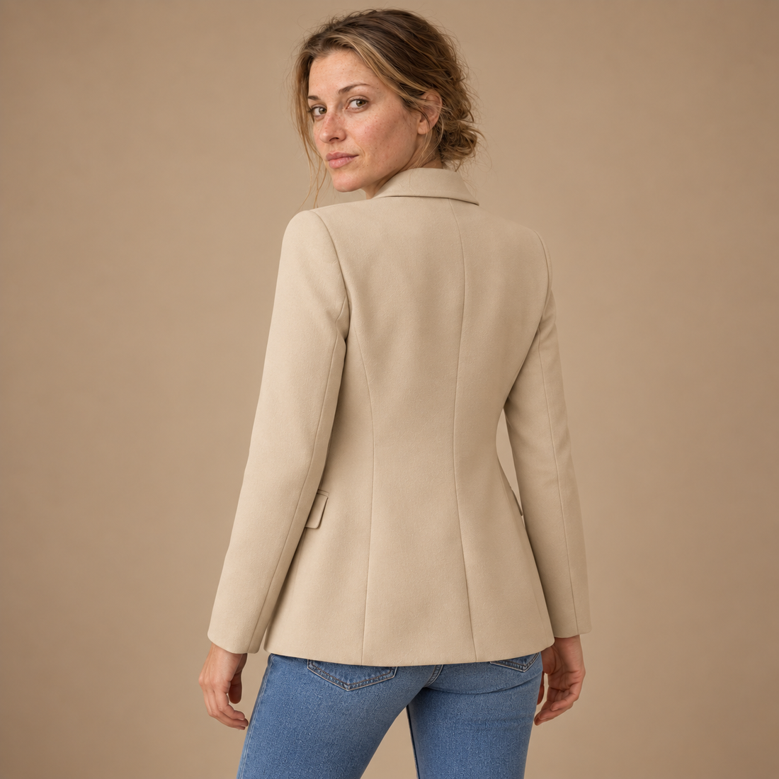 Taljeret blazer til dame med revers og klaplommer