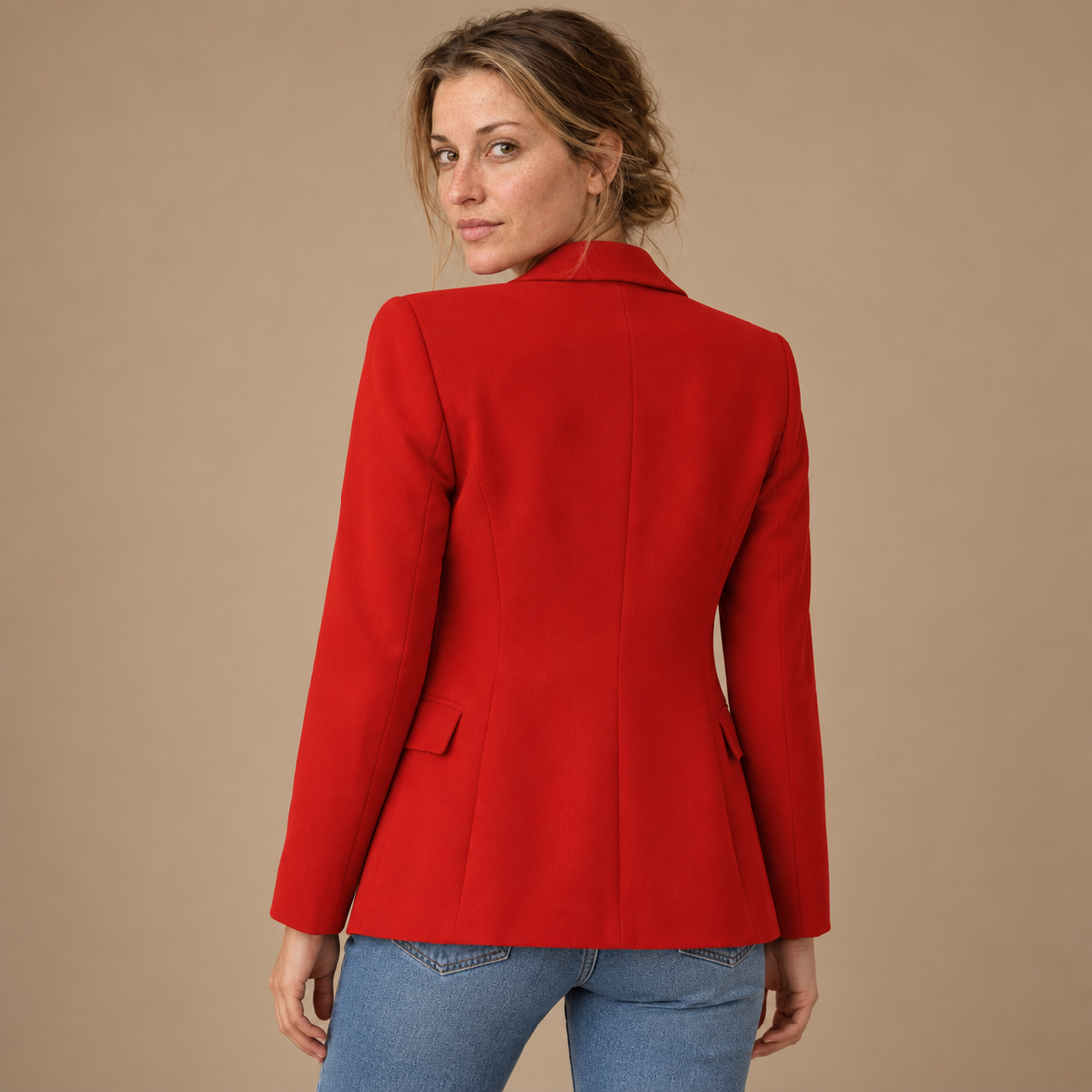 Taljeret blazer til dame med revers og klaplommer