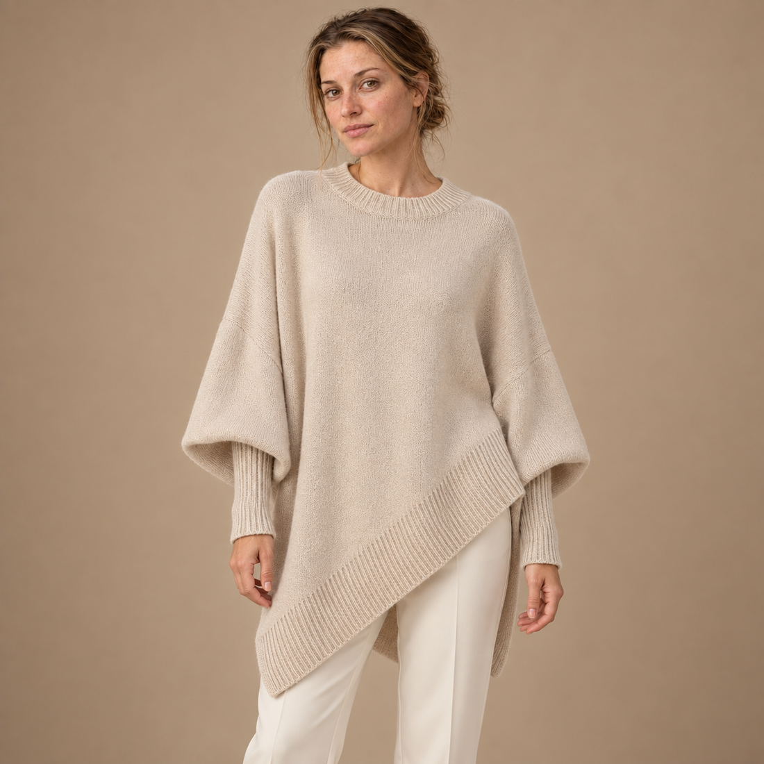 Oversized sweater til dame med asymmetrisk kant