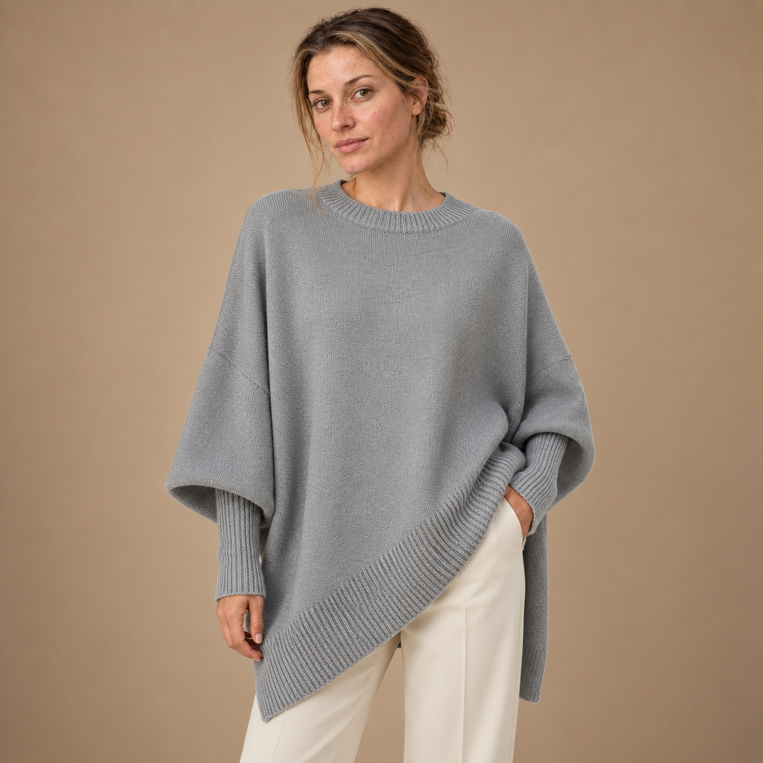 Oversized sweater til dame med asymmetrisk kant