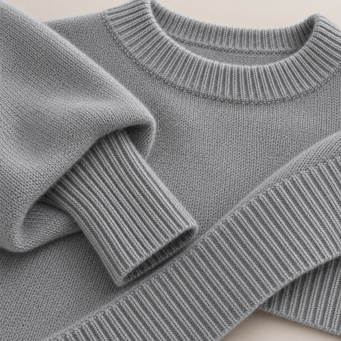 Oversized sweater til dame med asymmetrisk kant