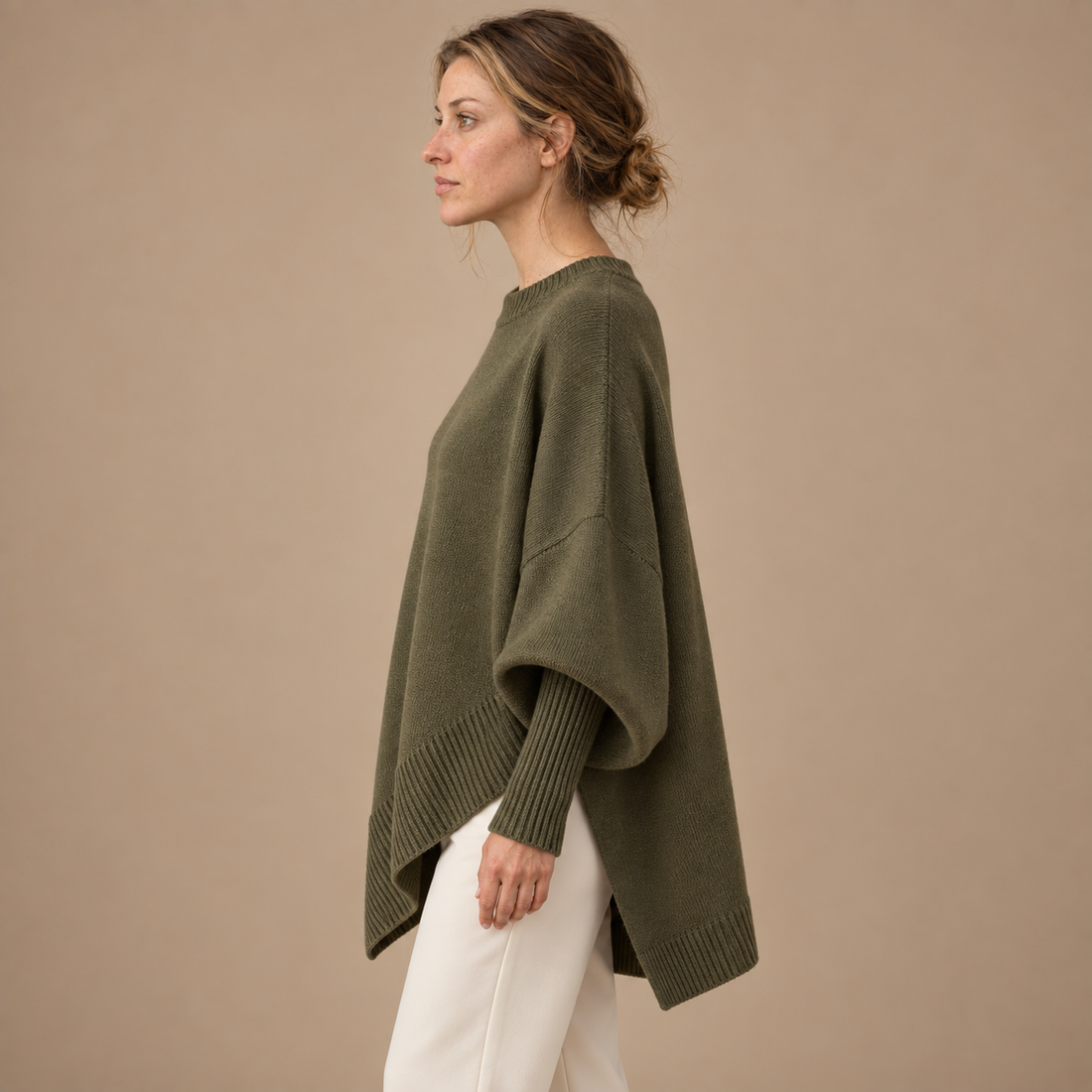 Oversized sweater til dame med asymmetrisk kant