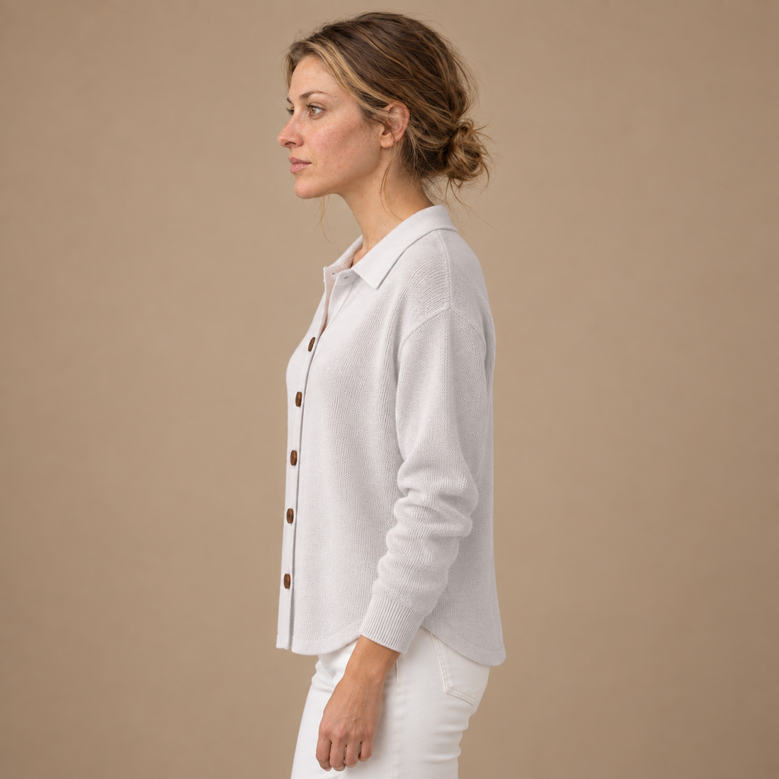 Strikbluse til dame med polokrave og knapper
