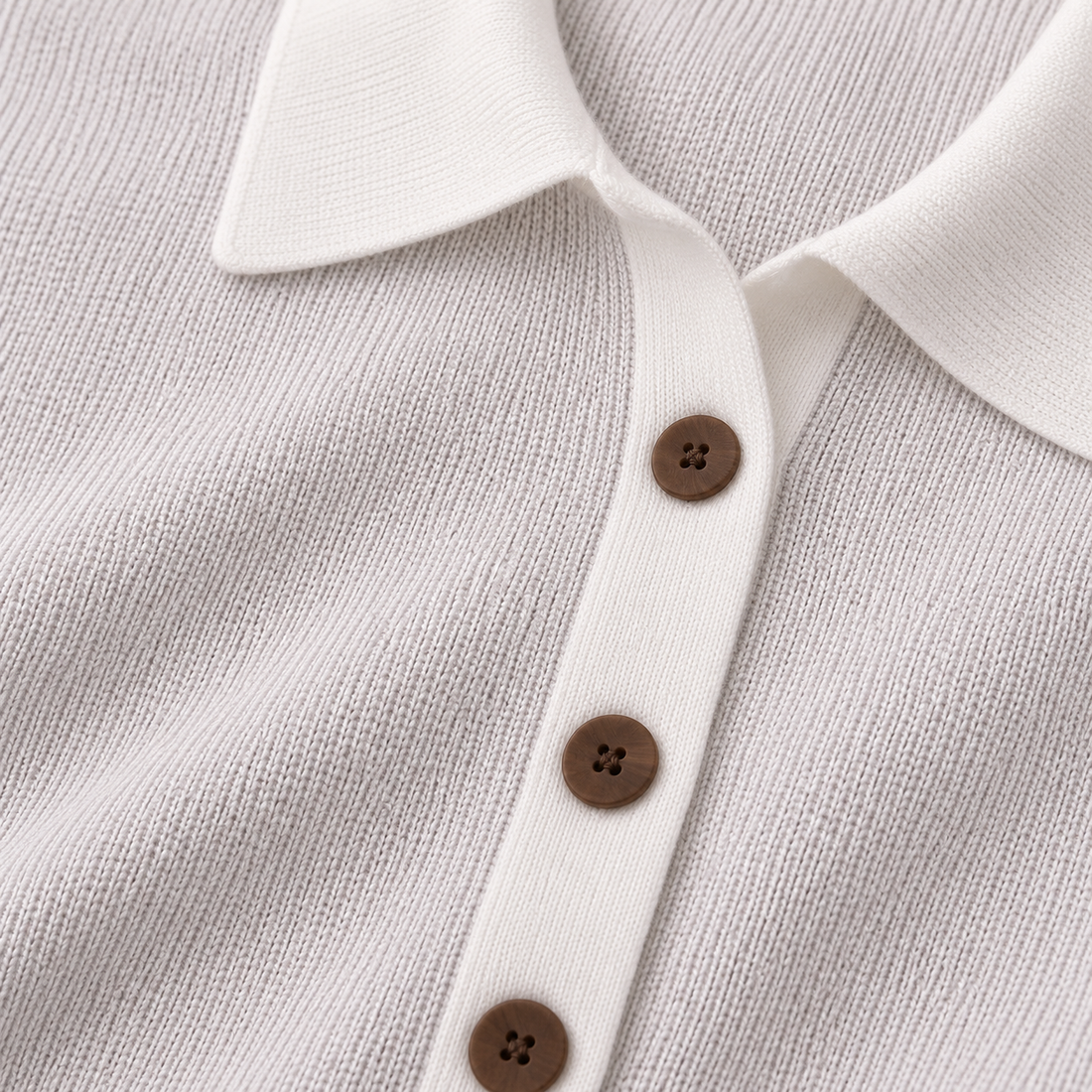Strikbluse til dame med polokrave og knapper