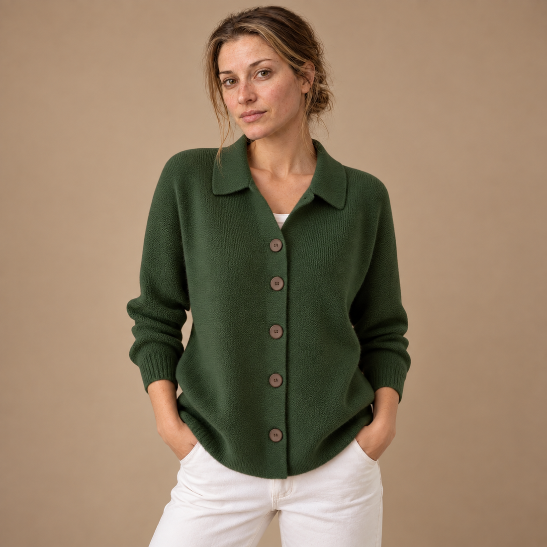 Strikbluse til dame med polokrave og knapper