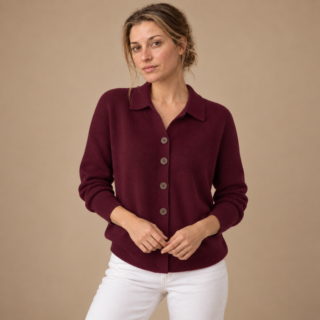 Strikbluse til dame med polokrave og knapper