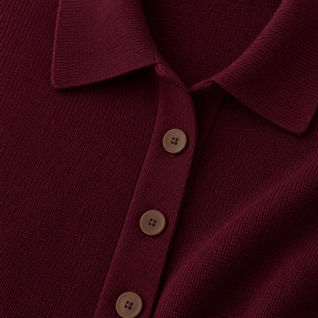 Strikbluse til dame med polokrave og knapper