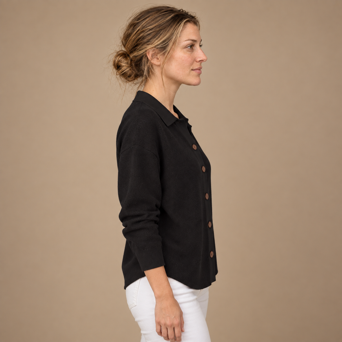 Strikbluse til dame med polokrave og knapper
