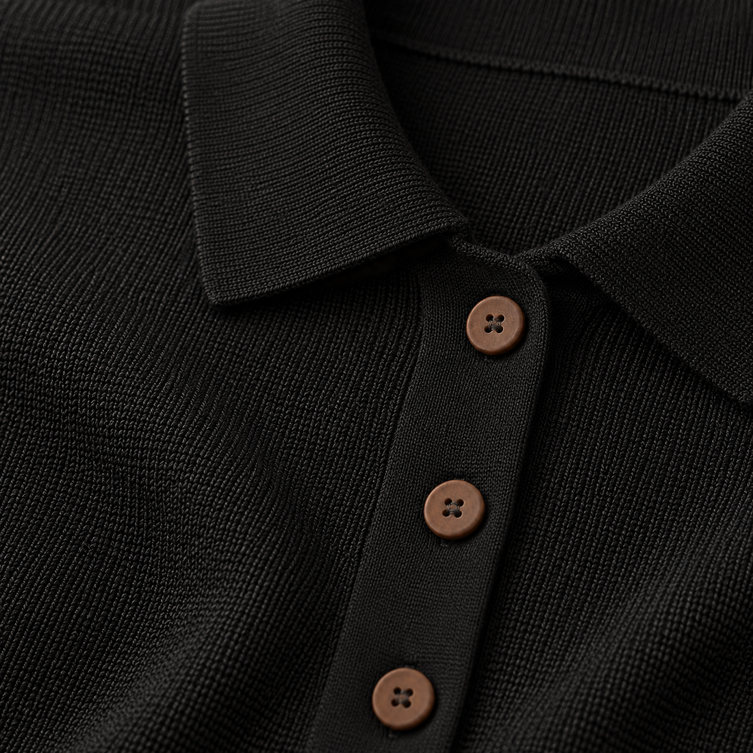 Strikbluse til dame med polokrave og knapper