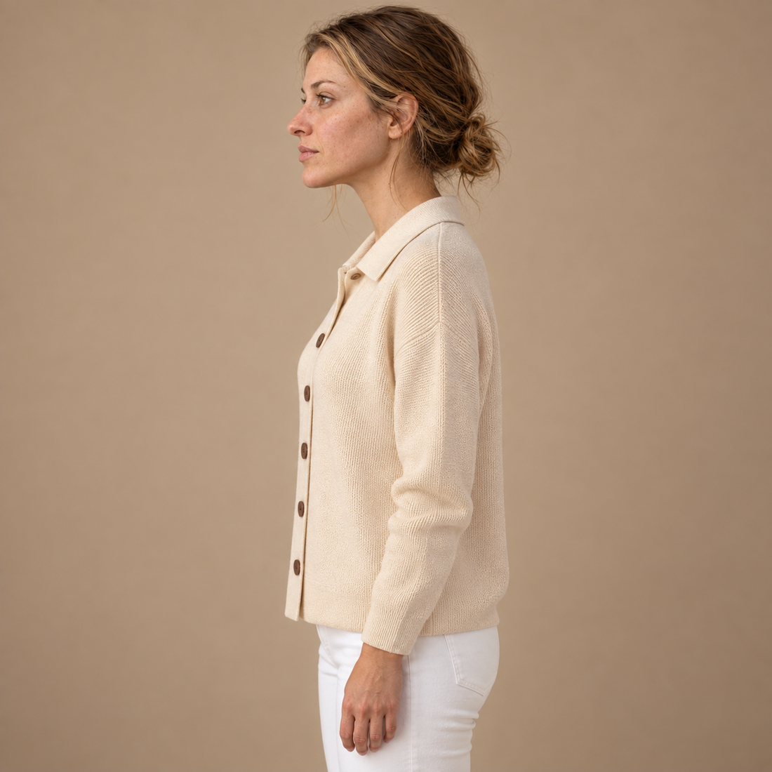 Strikbluse til dame med polokrave og knapper