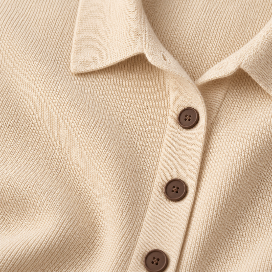 Strikbluse til dame med polokrave og knapper