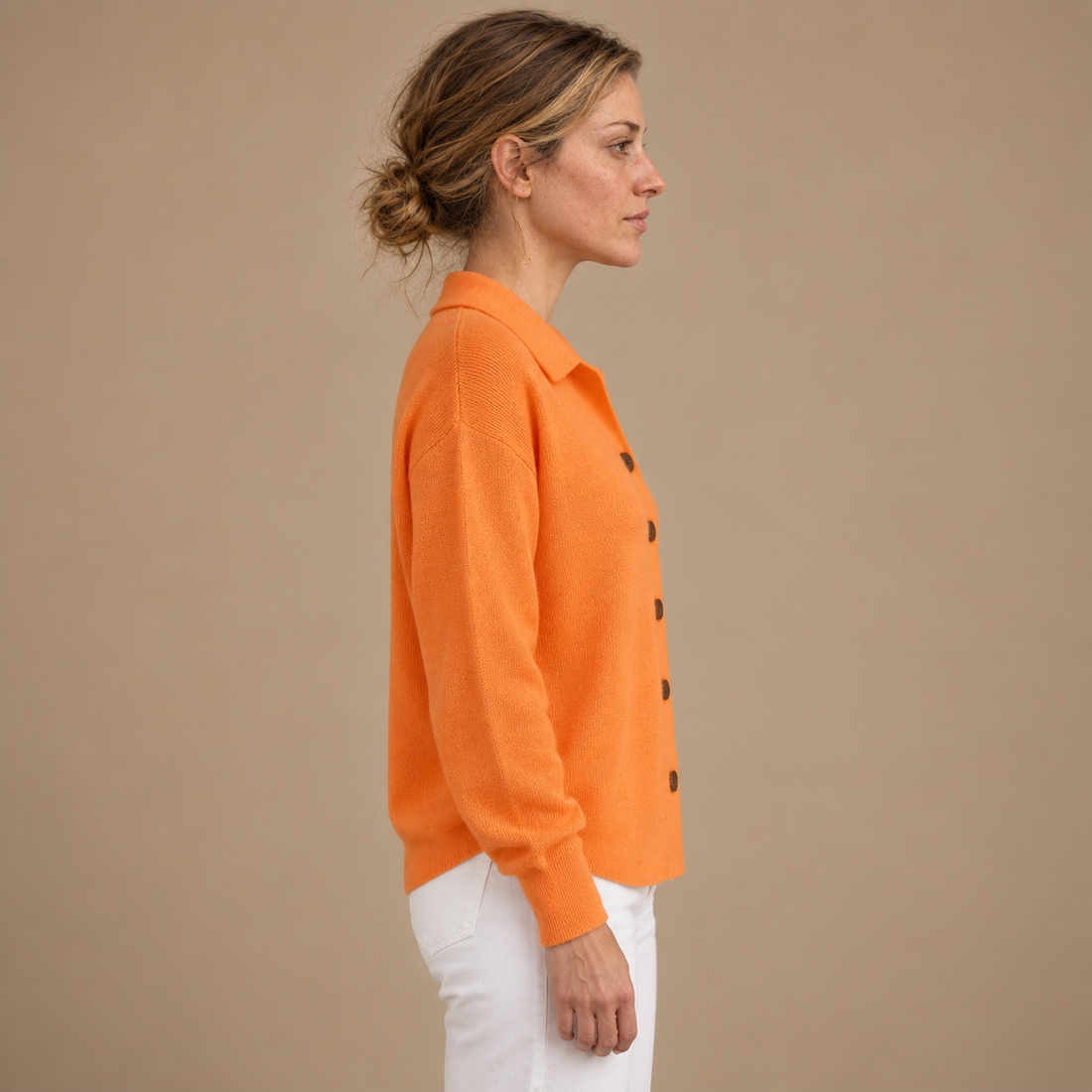 Strikbluse til dame med polokrave og knapper