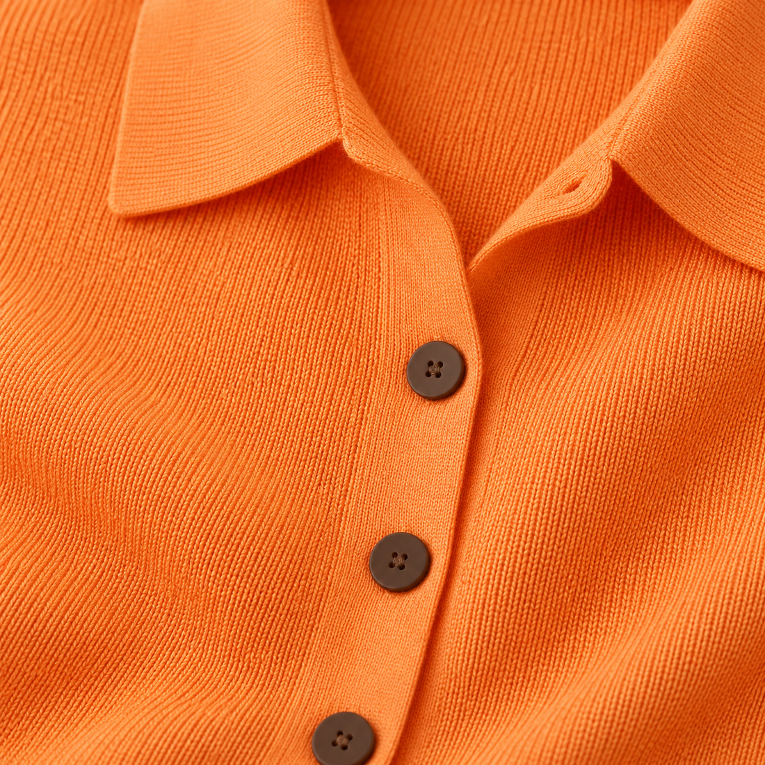 Strikbluse til dame med polokrave og knapper