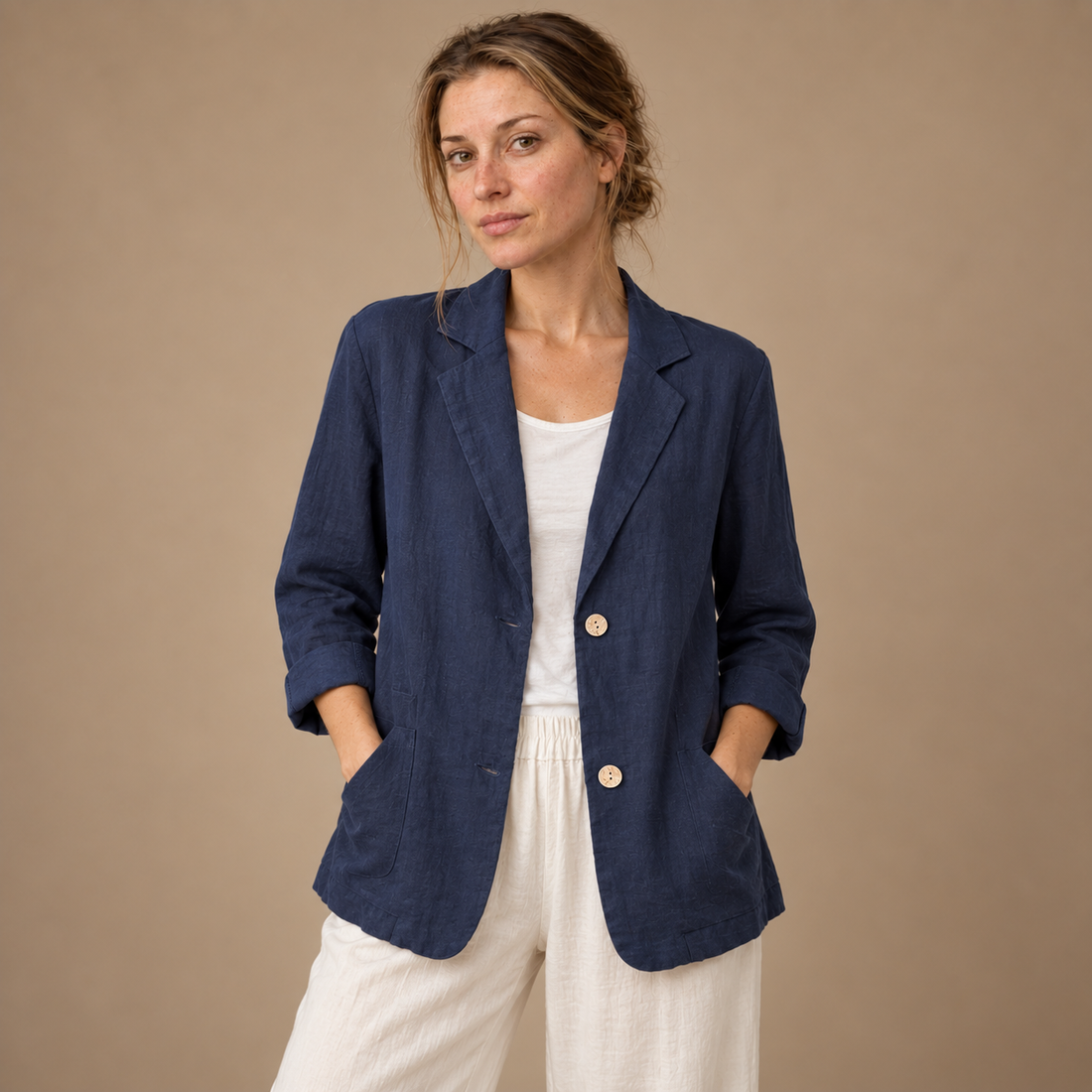 Løstsiddende blazer til dame med opsmøgede ærmer