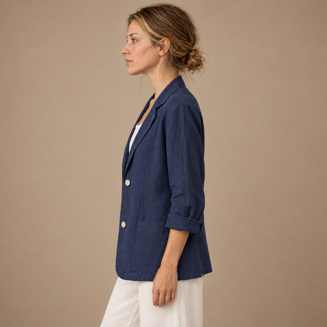 Løstsiddende blazer til dame med opsmøgede ærmer