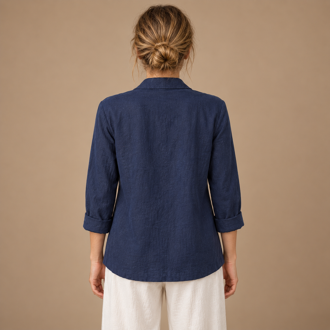 Løstsiddende blazer til dame med opsmøgede ærmer