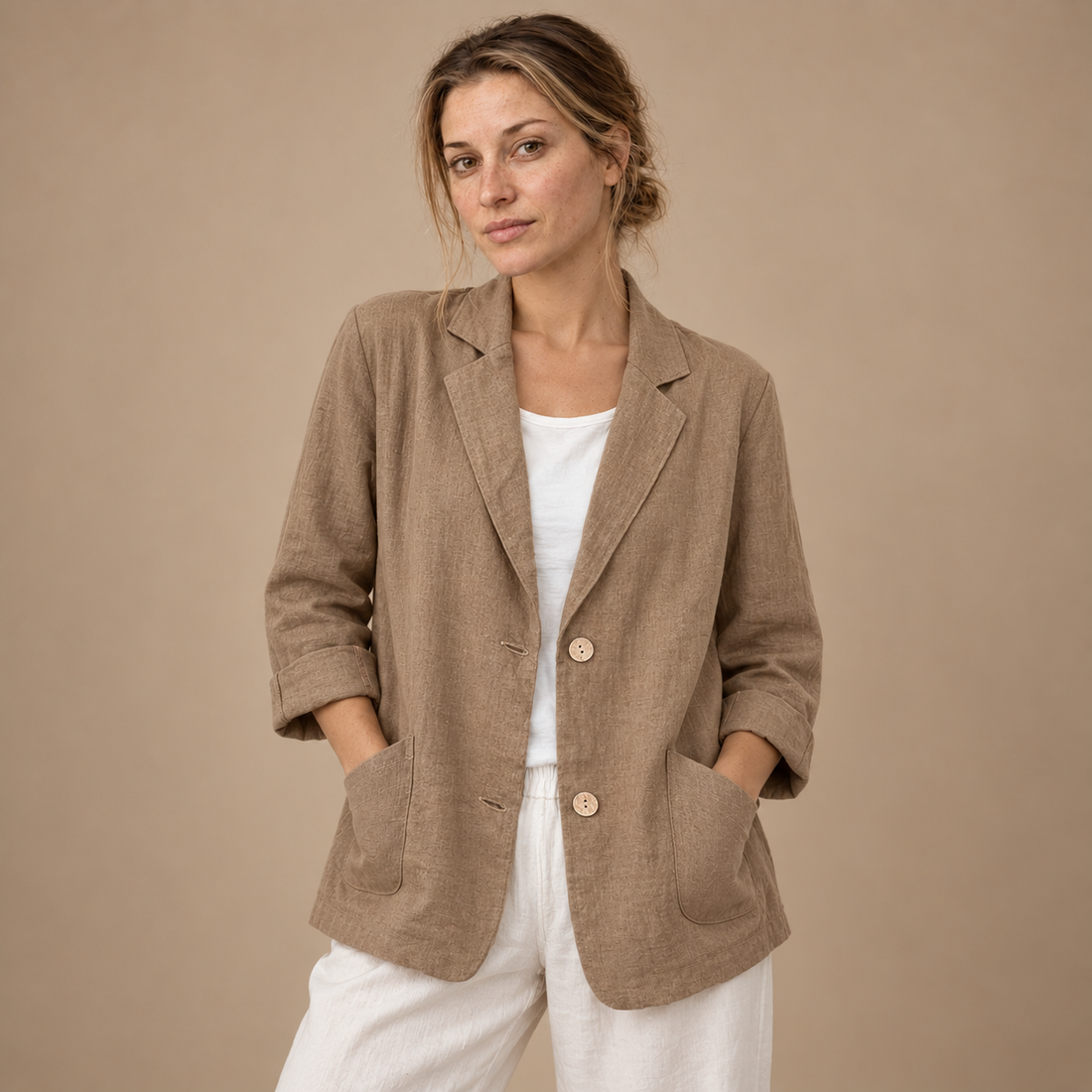 Løstsiddende blazer til dame med opsmøgede ærmer