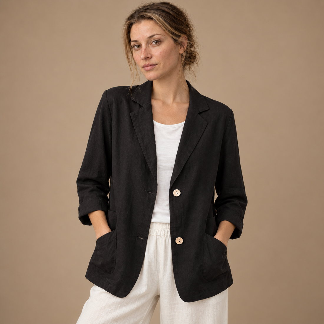Løstsiddende blazer til dame med opsmøgede ærmer