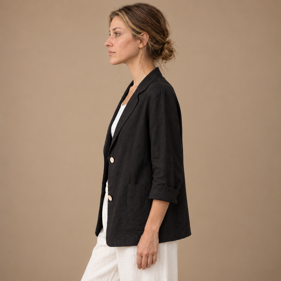 Løstsiddende blazer til dame med opsmøgede ærmer
