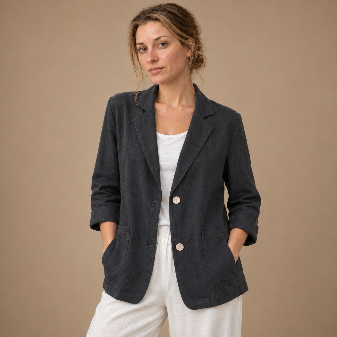 Løstsiddende blazer til dame med opsmøgede ærmer