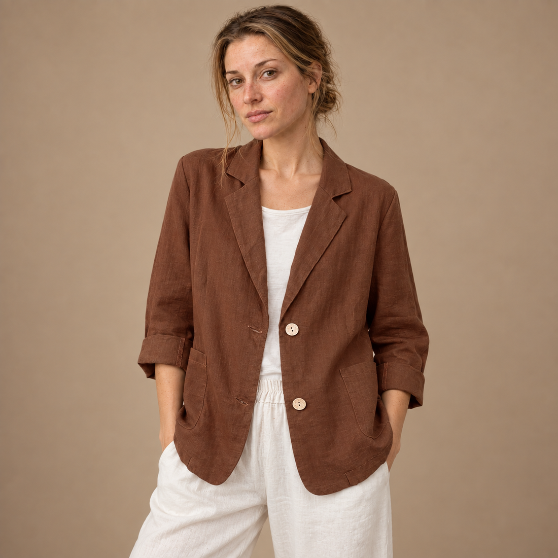 Løstsiddende blazer til dame med opsmøgede ærmer
