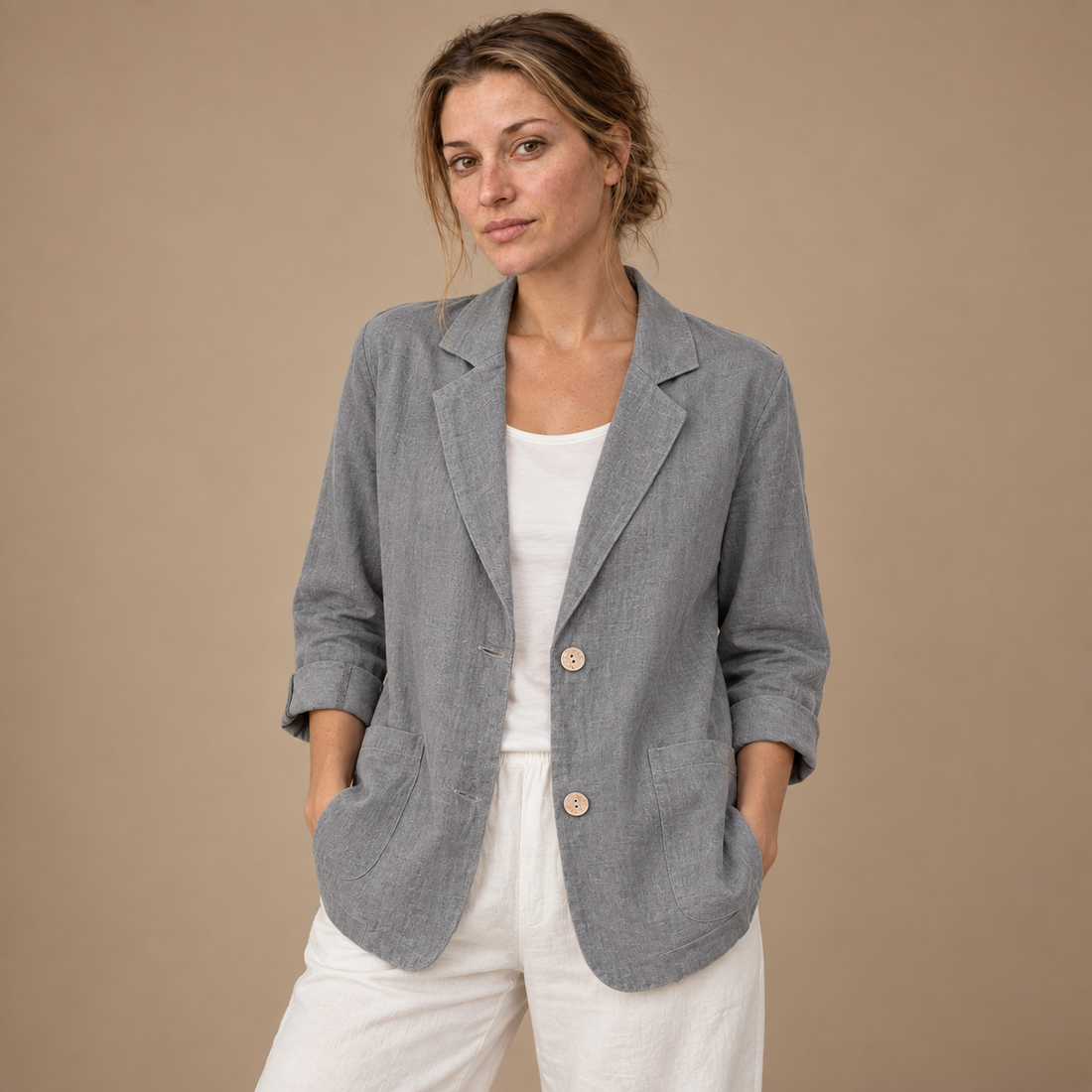 Løstsiddende blazer til dame med opsmøgede ærmer