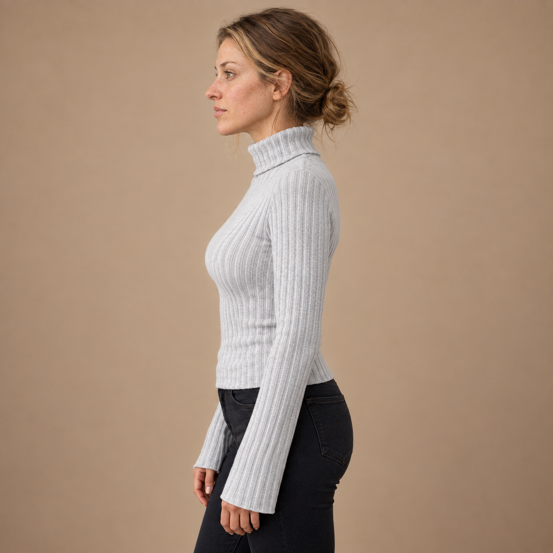 Ribstrikket rullekravesweater til dame med smal pasform