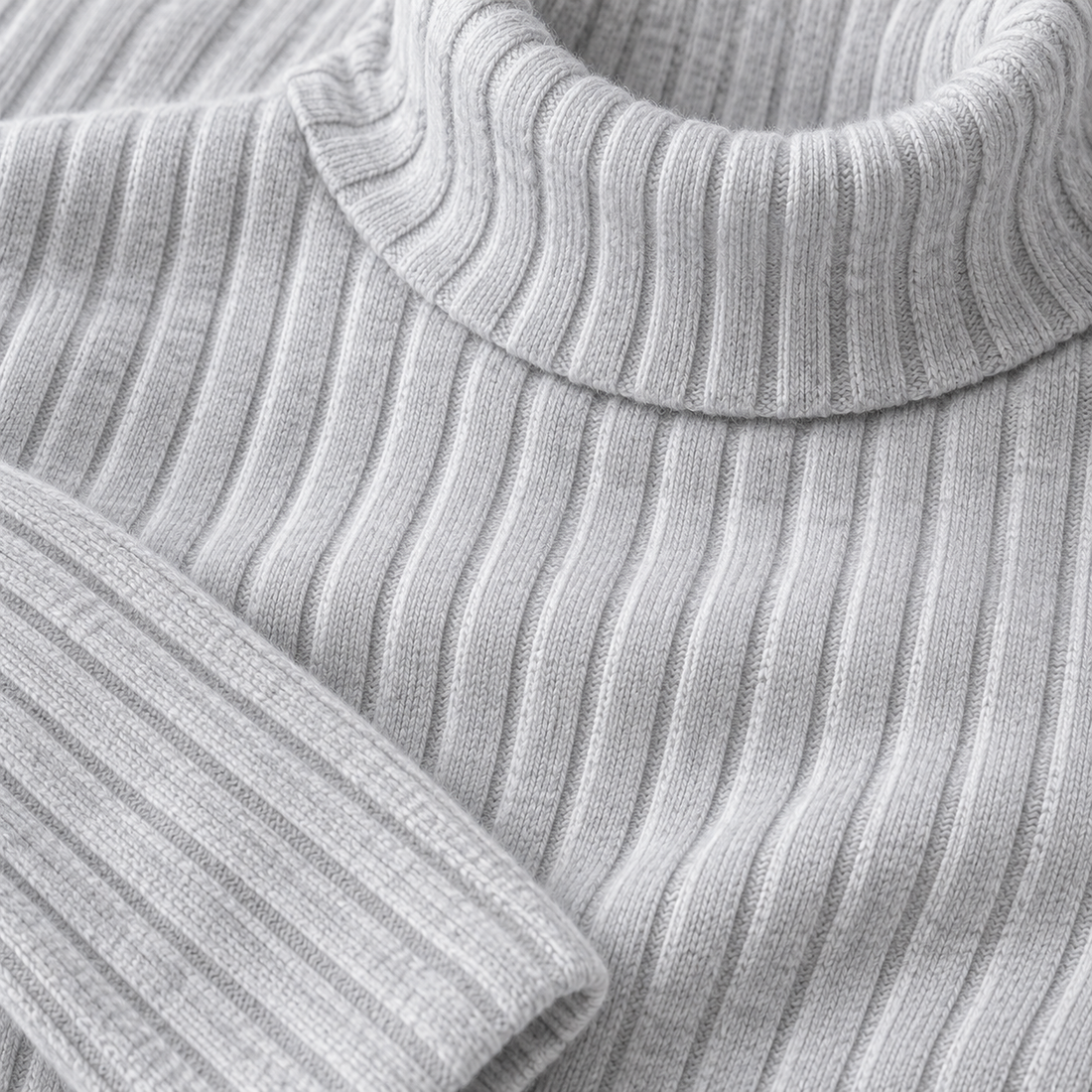 Ribstrikket rullekravesweater til dame med smal pasform