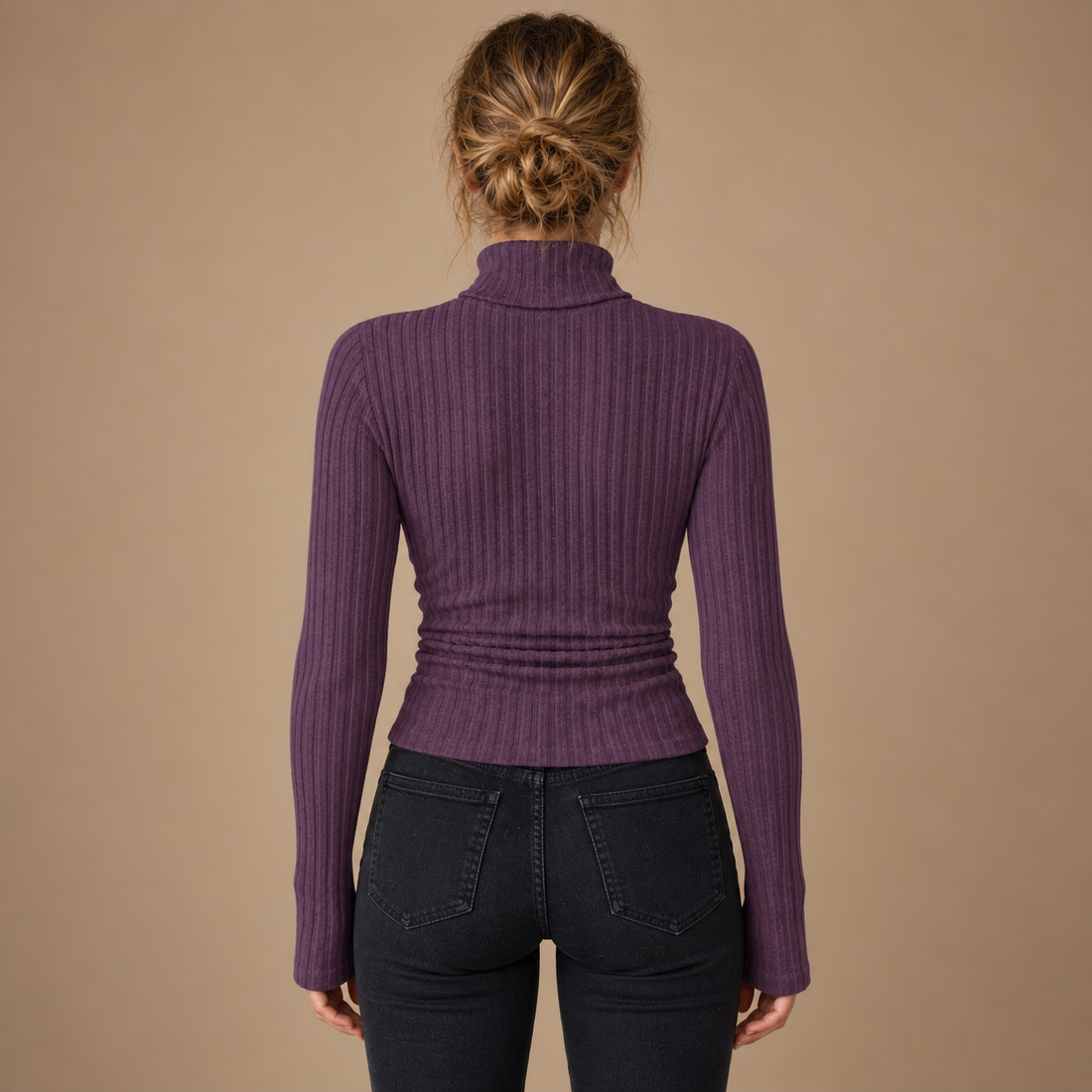 Ribstrikket rullekravesweater til dame med smal pasform