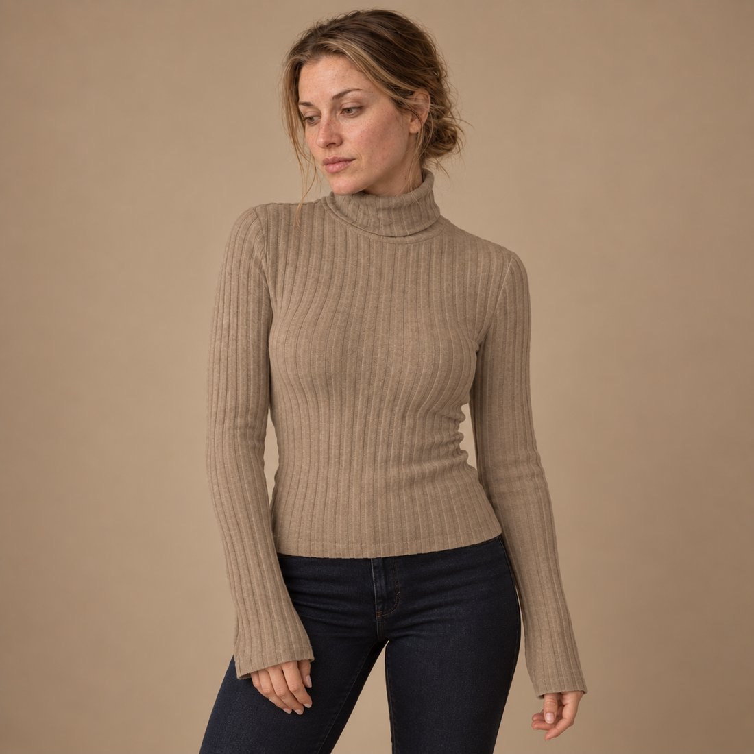 Ribstrikket rullekravesweater til dame med smal pasform