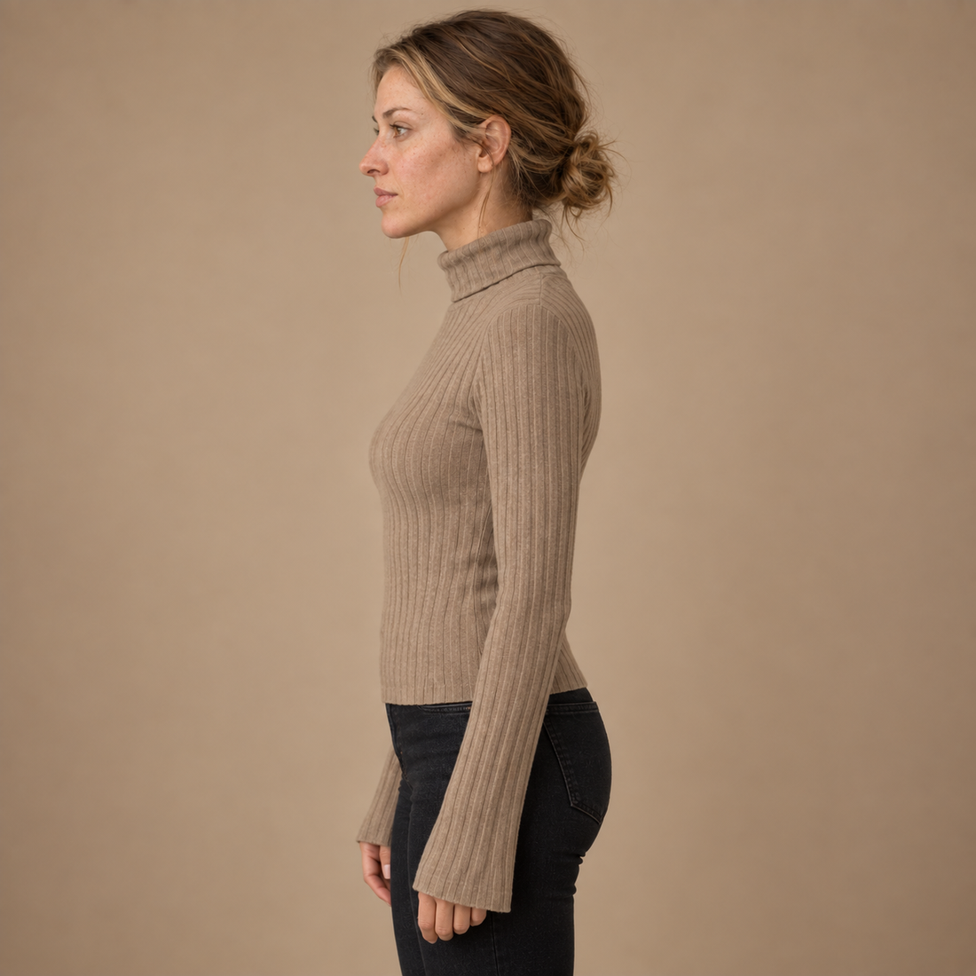 Ribstrikket rullekravesweater til dame med smal pasform