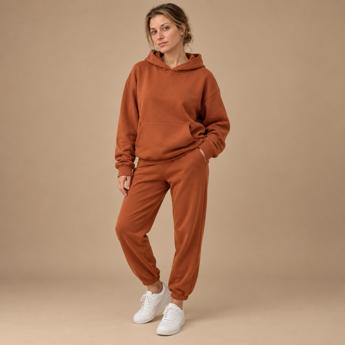 Loungesæt til dame med hættetrøje og joggingbukser