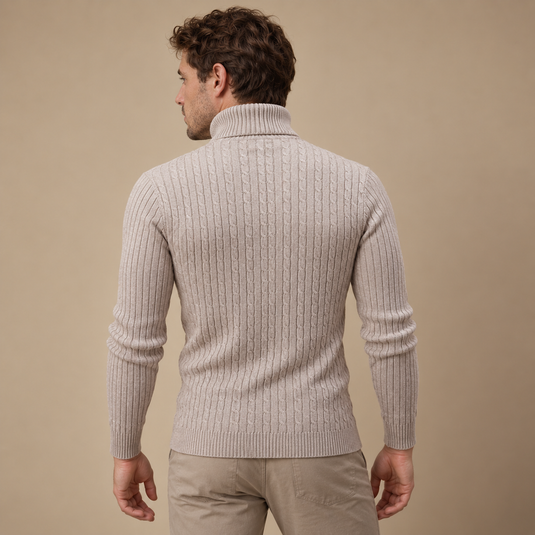 Rullekravesweater til herre i kabelstrik