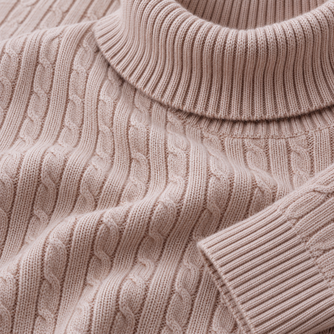 Rullekravesweater til herre i kabelstrik