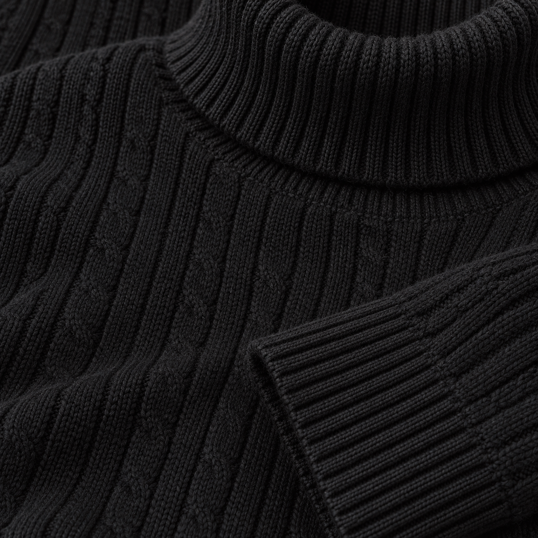 Rullekravesweater til herre i kabelstrik