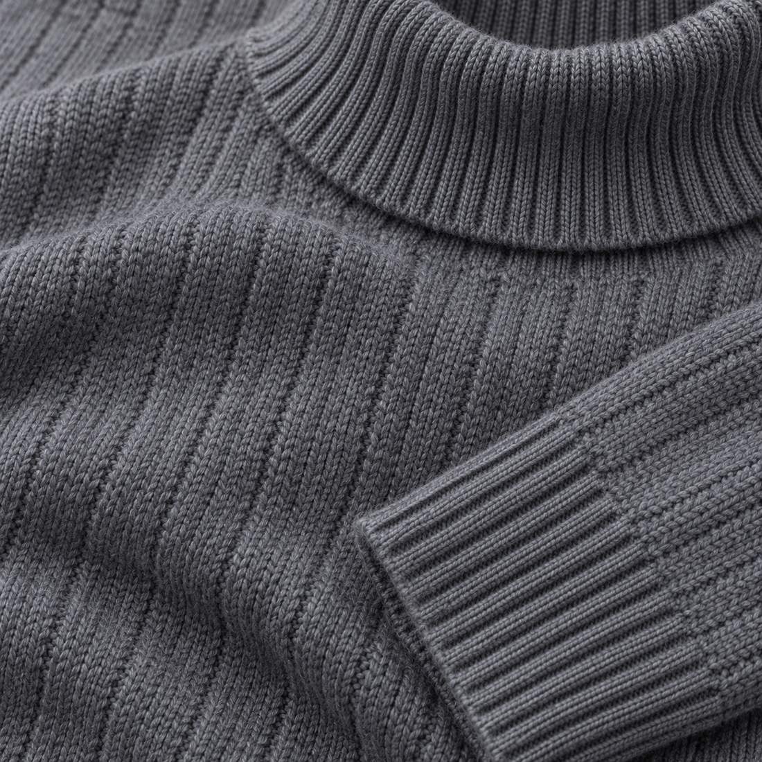 Rullekravesweater til herre i kabelstrik